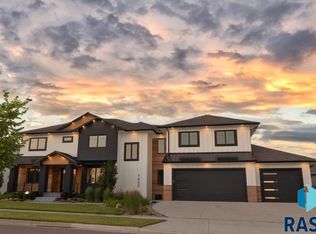 1400 S Scarlet Oak Trl, Sioux Falls, SD 57110