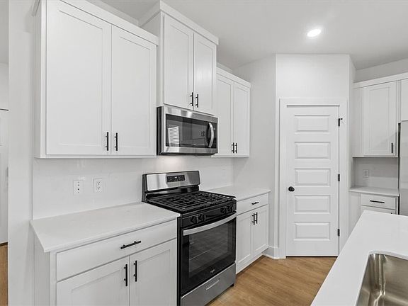 5th image of 170 S Harrogate St