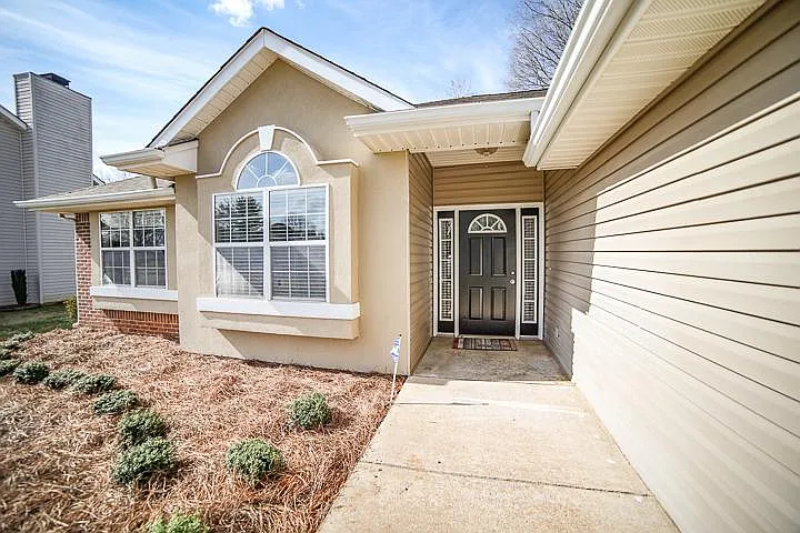 3 bed, 1629 sqft, $2,300 — Photo 3