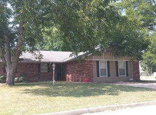 900 Colonial Dr, Pryor, OK 74361