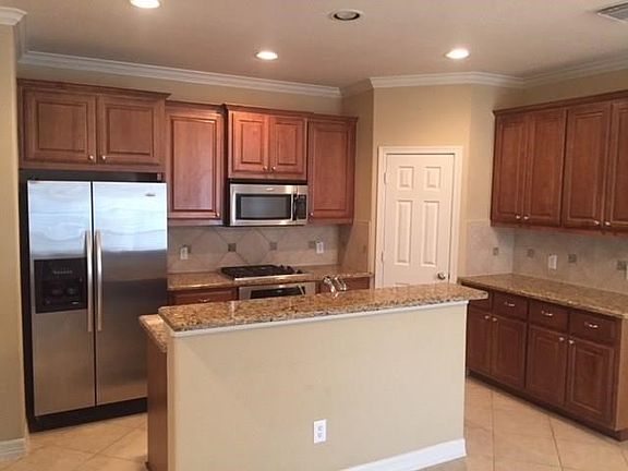 Nice open kitchen and breakfast room