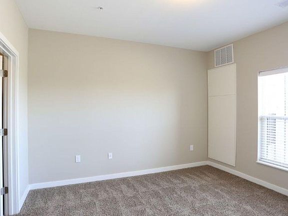 5th image of 808 Yard St
