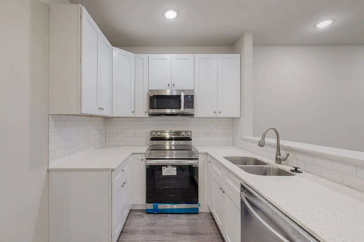 3 bed, 2.5 bath, 1422 sqft, $1,500 — Photo 3