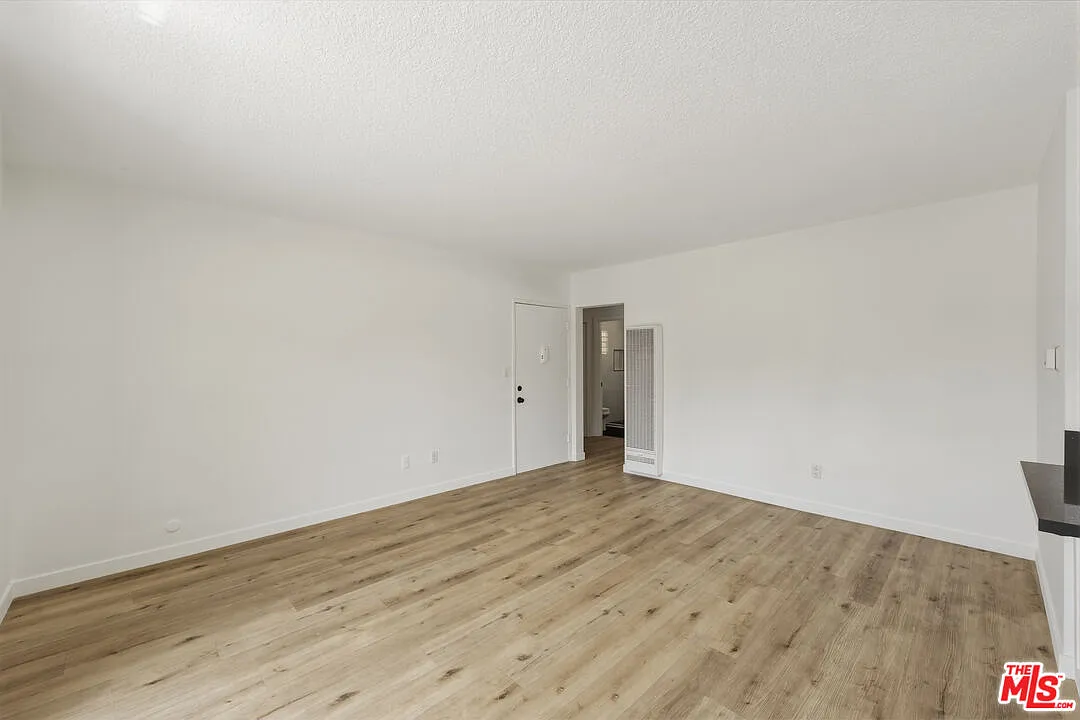1 bed, 1.0 bath, 700 sqft, $2,400 — Photo 4