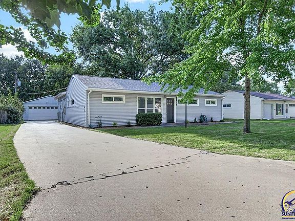 2nd image of 1934 SW Edgewater Ter