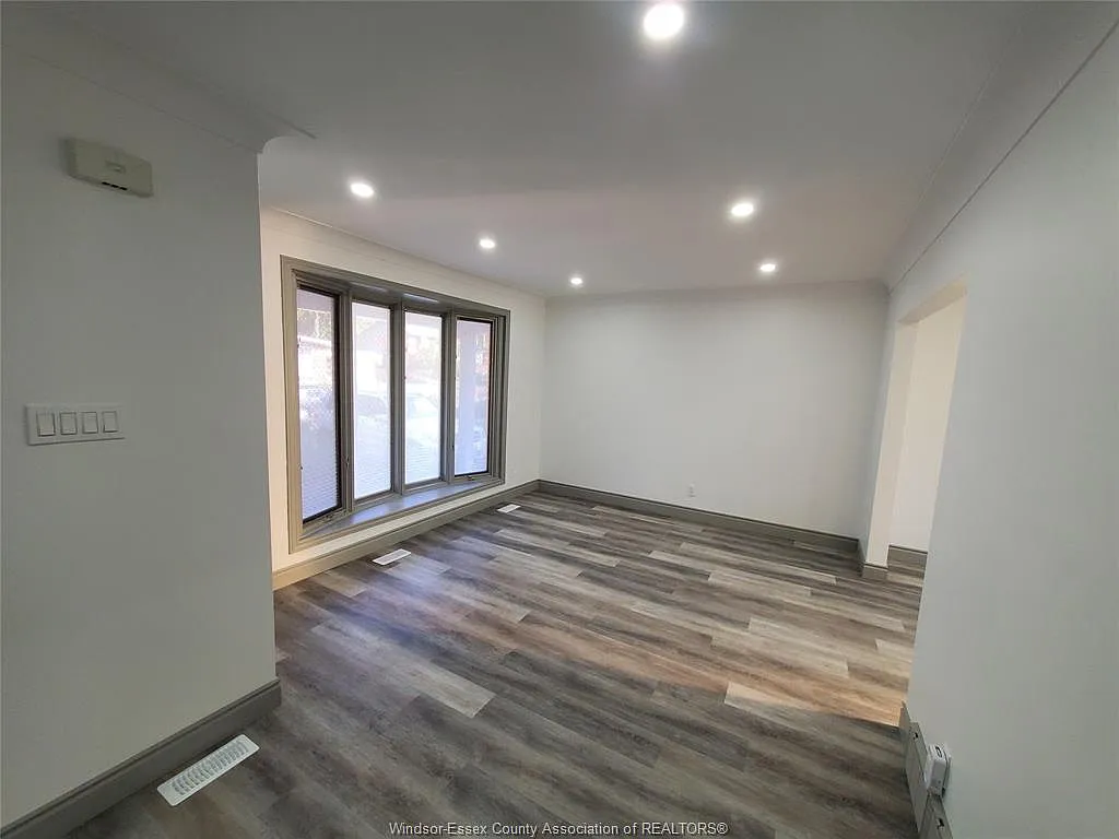 3 bed, $2,000 — Photo 1