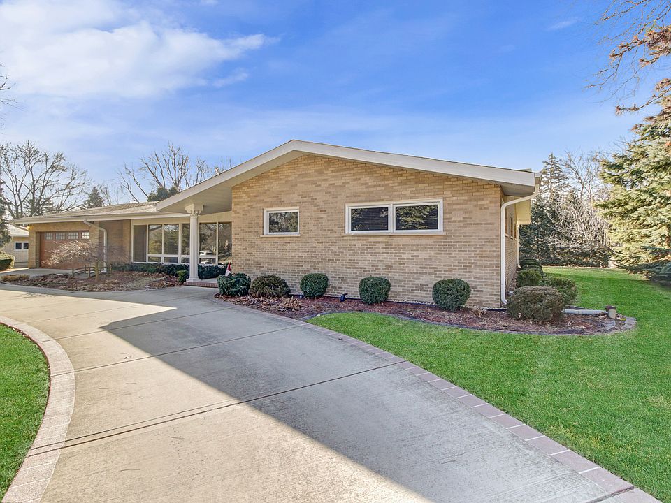 1st image of 223 Park Dr