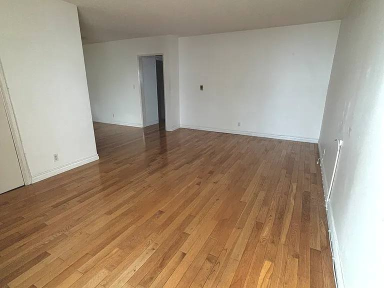 2042 N Beachwood Dr #4 — Photo 3