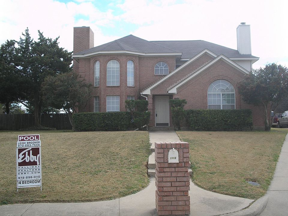 Gorgeous Custom on OverSized Lot!