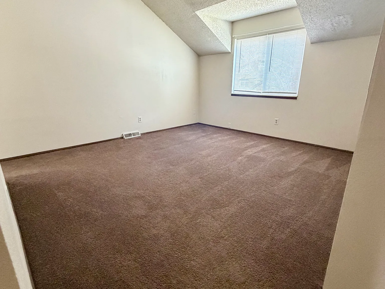 Huge 3-Bed Duplex with Garage & Large Corner Yard - Kearney Schools — Photo 4