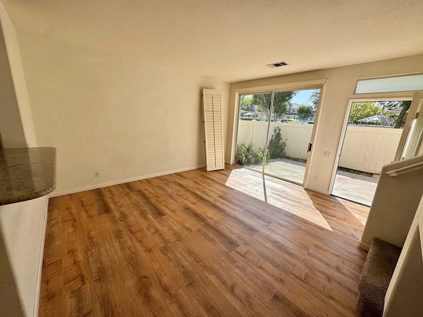 Welcome home to this large unit with plenty of natural light!! — Photo 4