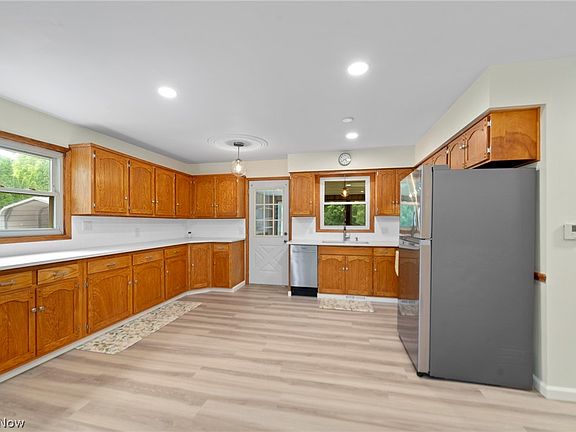 5th image of 2134 Plymouth Dr