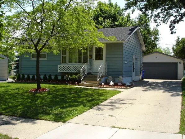2611 Menominee Rd, Waukegan, IL 60087