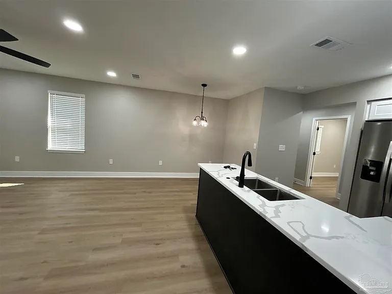 721 W Jordan St — Photo 6