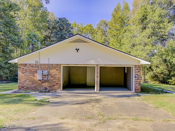 3rd image of 1060 Holt Dr