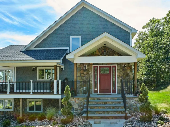 21 Contentment Ln, Red Hook, NY 12571