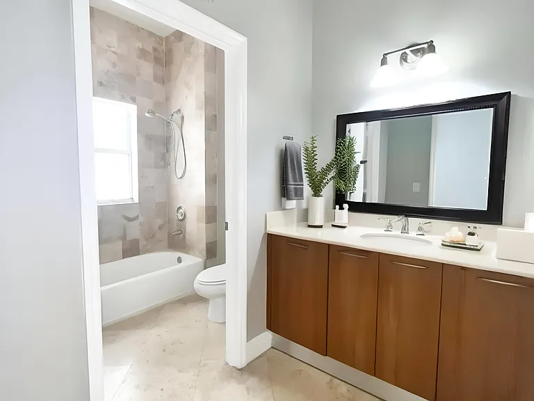 1045 SW 9th Ct — Photo 8