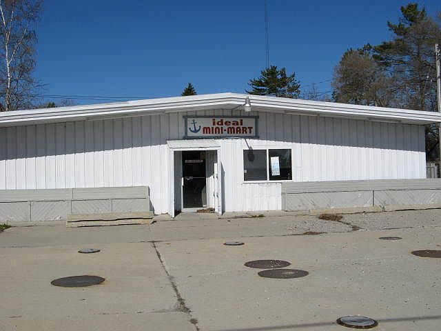 2nd image of 1108 W Third St