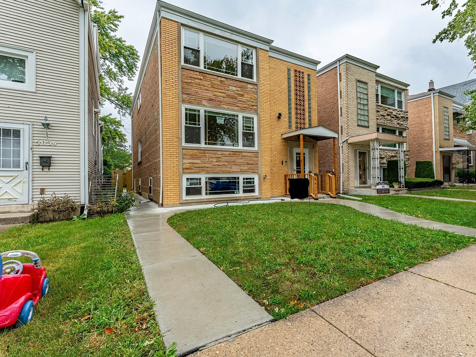 5030 W Roscoe St — Photo 2