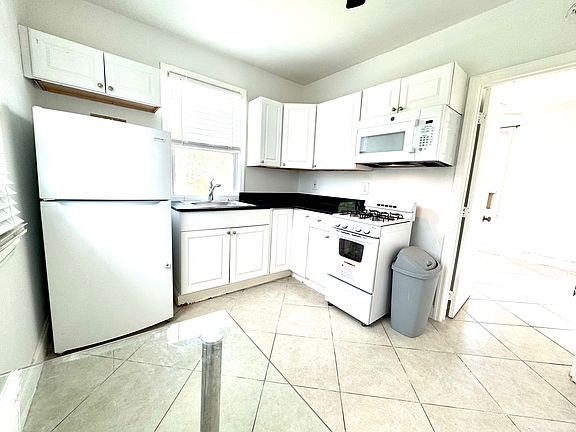 2nd image of 415 31st St APT 6