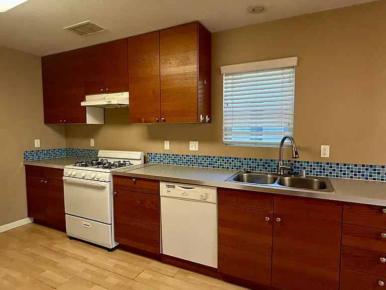 240 N Van Ness Ave — Photo 20