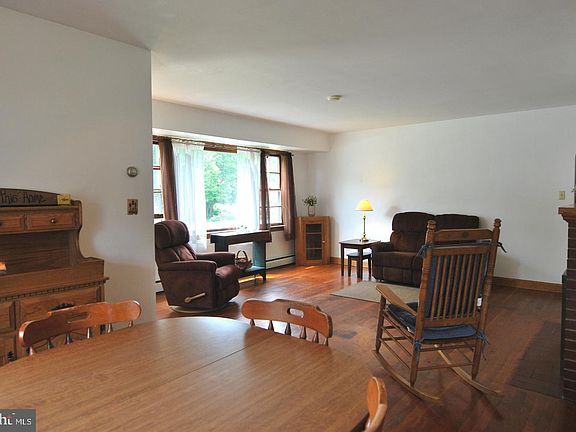 4th image of 109 E 2nd Ave