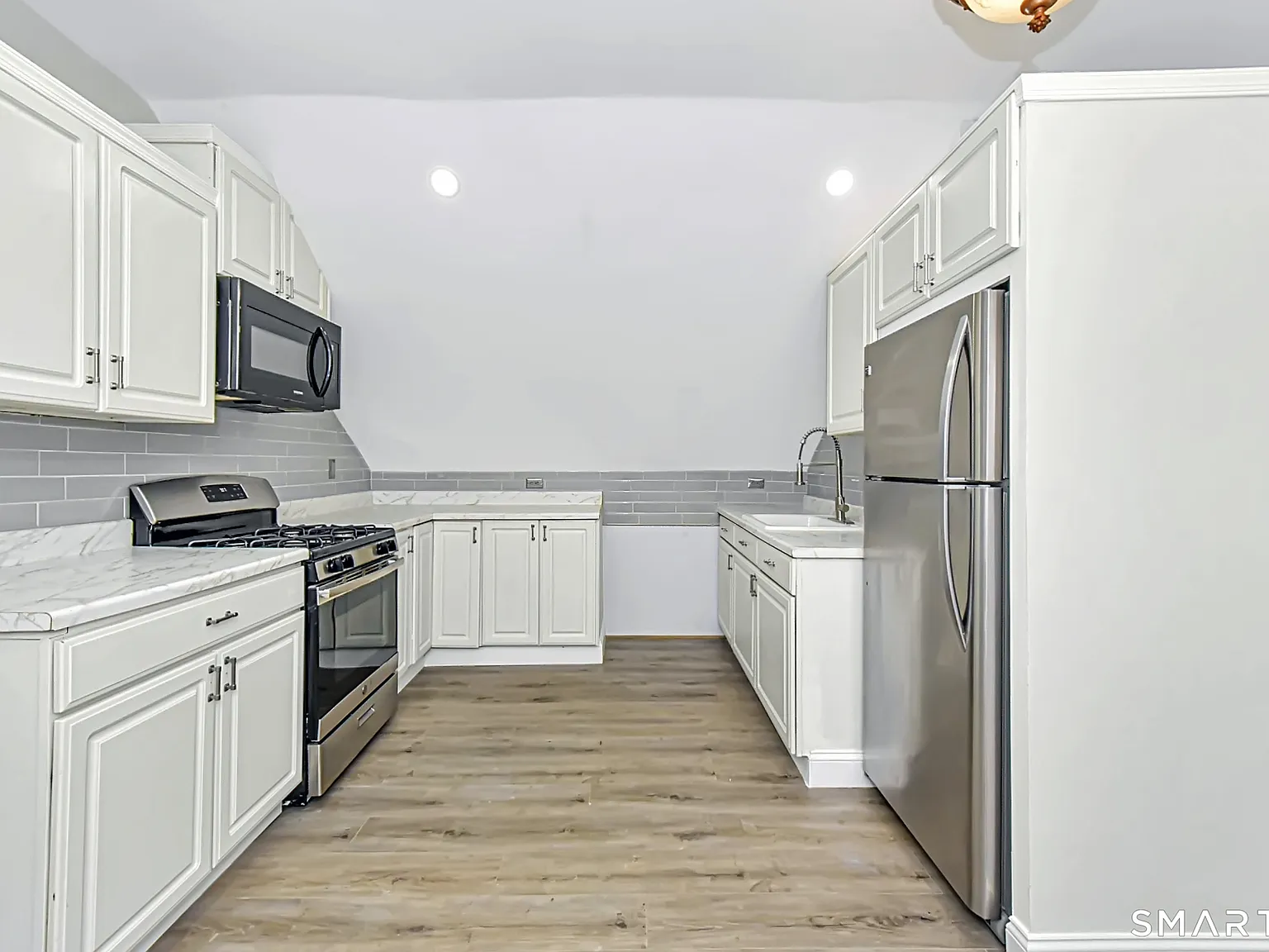 3 bed, 1.0 bath, 3525 sqft, $2,100 — Photo 3