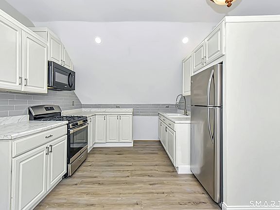 3rd image of 463 Wilmot Ave #3