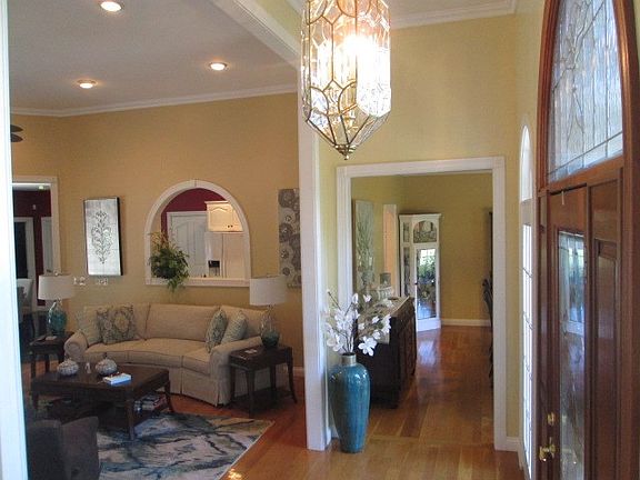 3rd image of 270 White Oak Ln