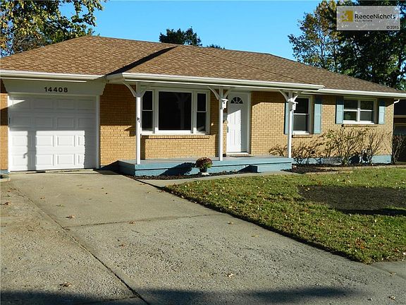Nice double wide driveway.