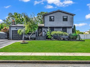 58 39th St, Islip, NY 11751