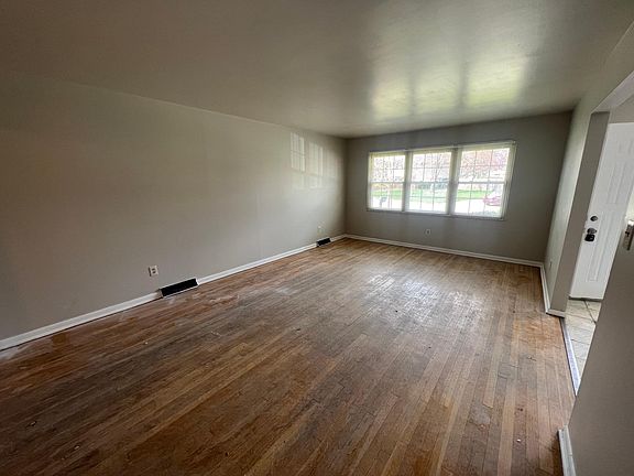 3rd image of 1290 Knollwood Dr E