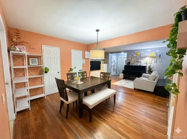 224-24 Union Turnpike #4R, Oakland Gardens, NY 11427