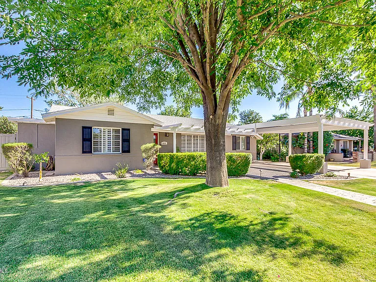 4113 E Minnezona Ave — Photo 2