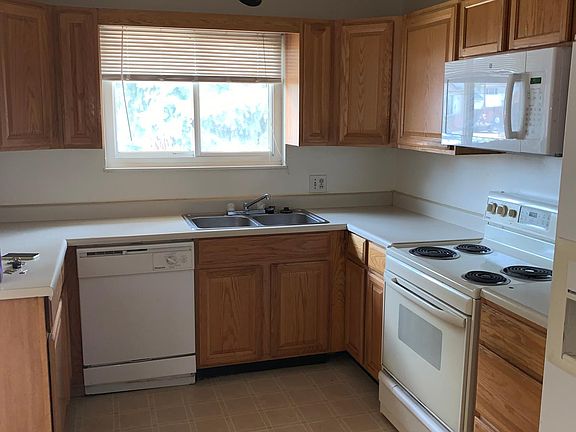 Kitchen wth view of the front yard