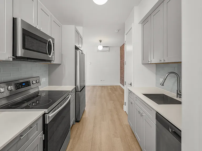 4632 Vernon Blvd #4R — Photo 4