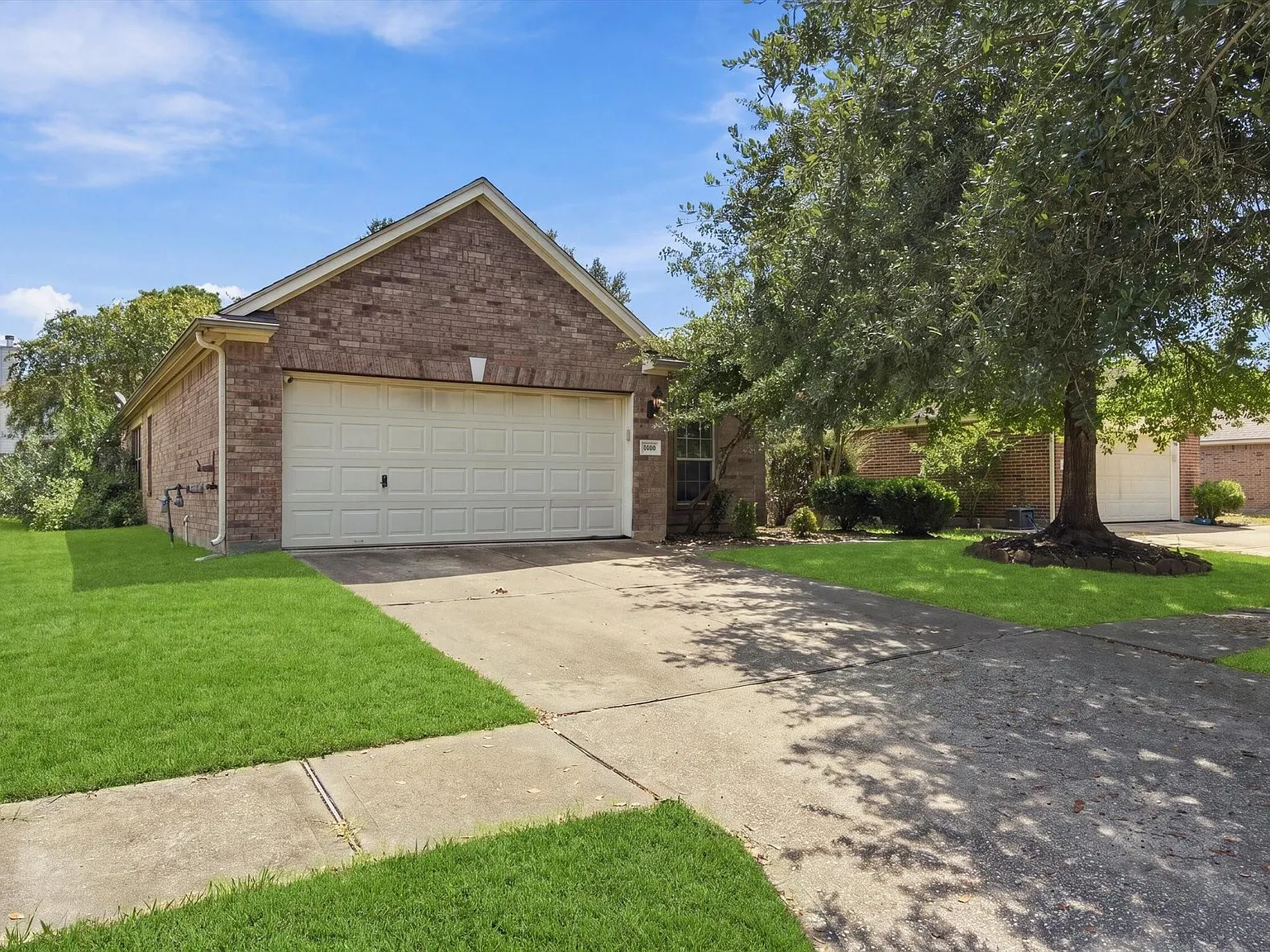 3 bed, 2.0 bath, 1639 sqft, $2,000 — Photo 3