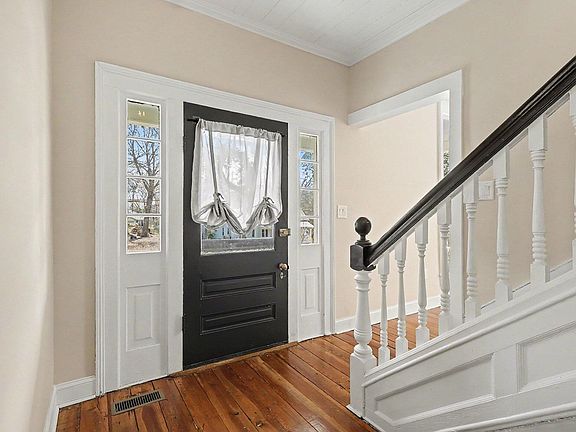 4th image of 321 E Branch St