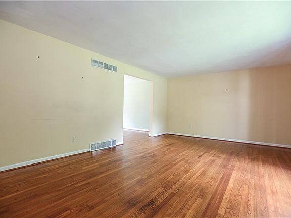 4th image of 64 Woodside Dr