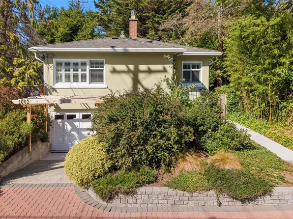 1002 Walema Ave, Saanich, BC V8Y 1N6