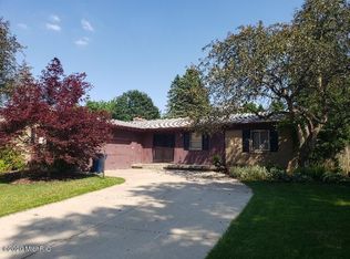 5048 Creekview Dr SE, Kentwood, MI 49508