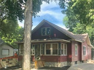 912 E 1st St, Pella, IA 50219