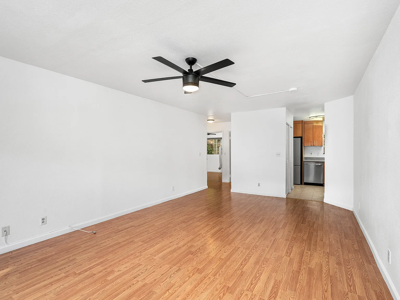 2 bed, 975 sqft, $3,300 — Photo 1