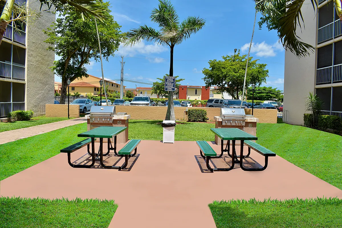 BBQ and Picnic Area - Westland 49 Apartments