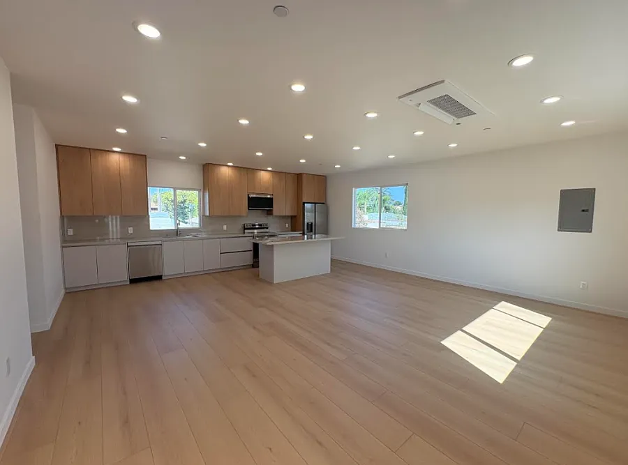 2 bed, 1000 sqft, $3,300 — Photo 3