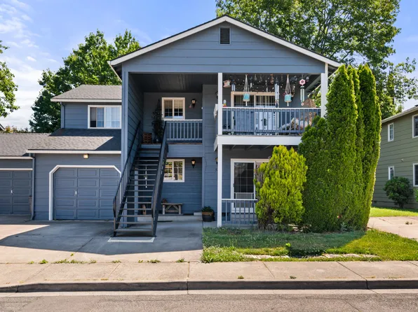 566 Village Dr, Central Pt, OR 97502