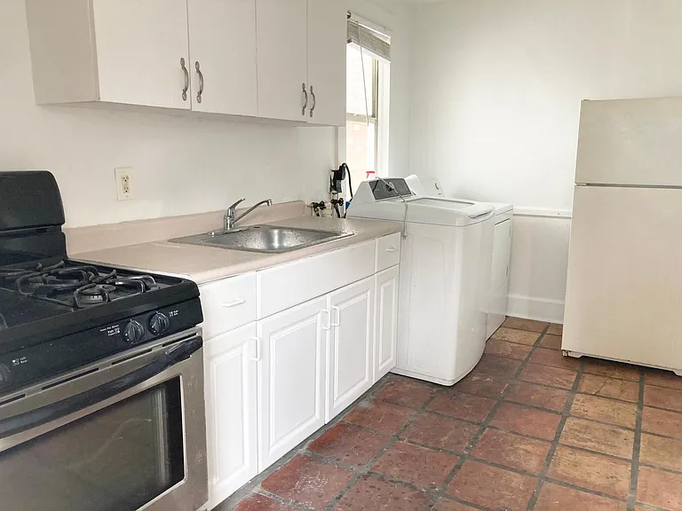 1112 Highland St N #3 — Photo 2