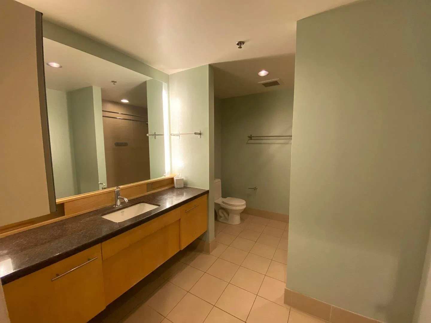 Spacious 1-Bedroom Loft in LEED Gold Elleven South Utilities Included & In-Unit Washer/Dryer ! — Photo 2