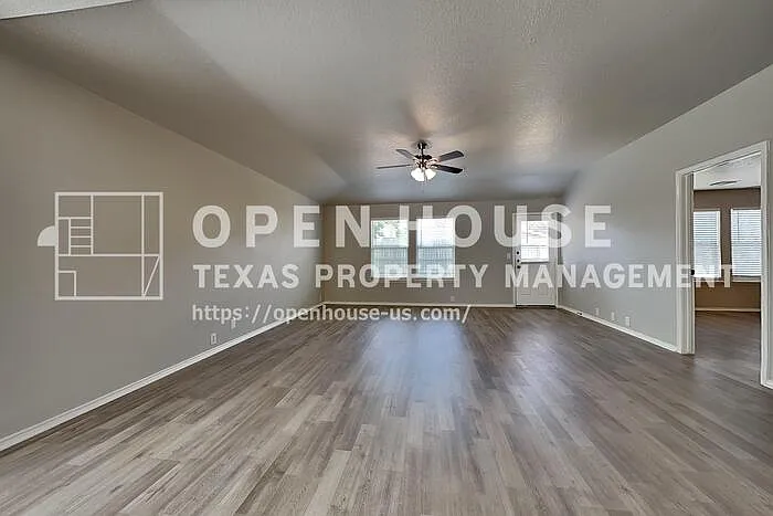 4 bed, 2.5 bath, 2488 sqft, $2,450 — Photo 3