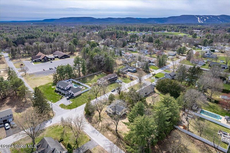 3rd image of 9 Maplewood Parkway